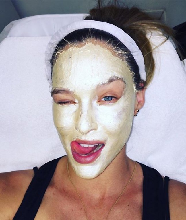 Modelka Bar Refaeli dokáže být i s maskou sexy. Modelka Bar Refaeli dokáže být i s maskou sexy.