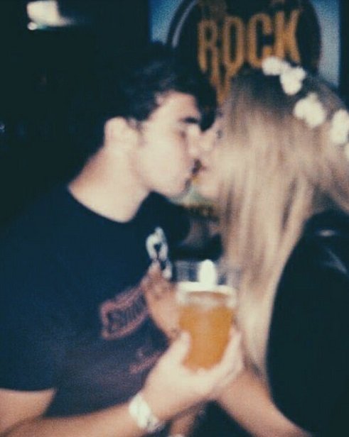 Laura ho i přes tento vtípek stále velmi miluje. Laura ho i přes tento vtípek stále velmi miluje.