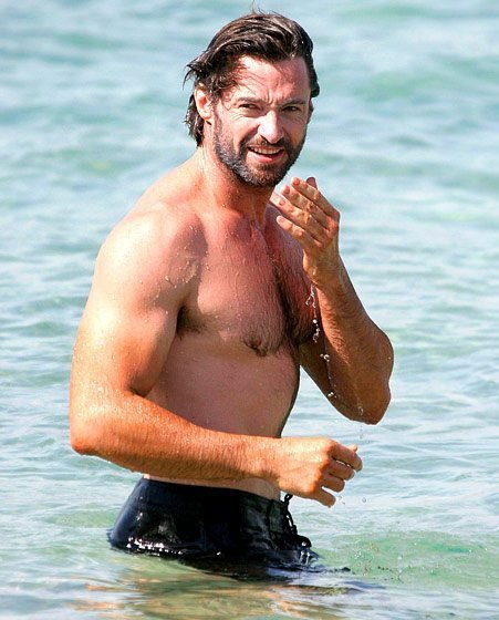 Není divu, že o něm říkají, ten chlap je „robot!“ Podívejte se na ty bicepsy a to je mu už čtyřicet šest let. Není divu, že o něm říkají, ten chlap je „robot!“ Podívejte se na ty bicepsy a to je mu už čtyřicet šest let.