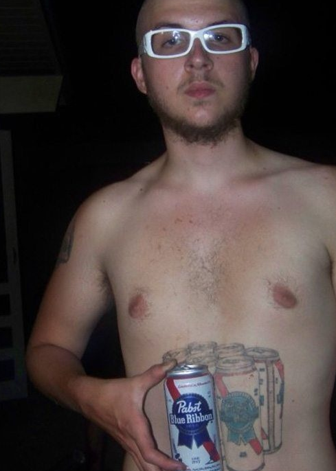 Pivo prostě patří do žaludku! Tento mladík svou lásku k pivu rozhodně neskrývá. Pivo prostě patří do žaludku! Tento mladík svou lásku k pivu rozhodně neskrývá.