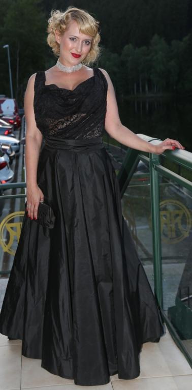 Herečka Miluše Bittnerová má velké vnady a tím, že si oblékla nařasené šaty, je ještě víc zdůraznila. Styl a la Marylin Monroe je sice fajn, ale v jejím případě začínáme pochybovat, že pánové mají skutečně radši blondýnky Herečka Miluše Bittnerová má velké vnady a tím, že si oblékla nařasené šaty, je ještě víc zdůraznila. Styl a la Marylin Monroe je sice fajn, ale v jejím případě začínáme pochybovat, že pánové mají skutečně radši blondýnky