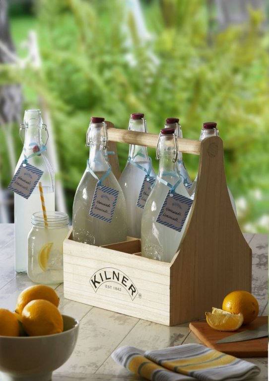 Lahev s klipsnovým víčkem, 550 ml, 115 Kč; dřevěná přenoska na 6 lahví, 690 Kč, obojí Kilner Lahev s klipsnovým víčkem, 550 ml, 115 Kč; dřevěná přenoska na 6 lahví, 690 Kč, obojí Kilner