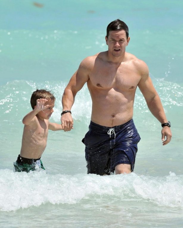 Třiačtyřicetiletý Mark Wahlberg předvádí své obrovské bicepsy, při dovádění se synem Brendanem, na pláži v Miami. Třiačtyřicetiletý Mark Wahlberg předvádí své obrovské bicepsy, při dovádění se synem Brendanem, na pláži v Miami.