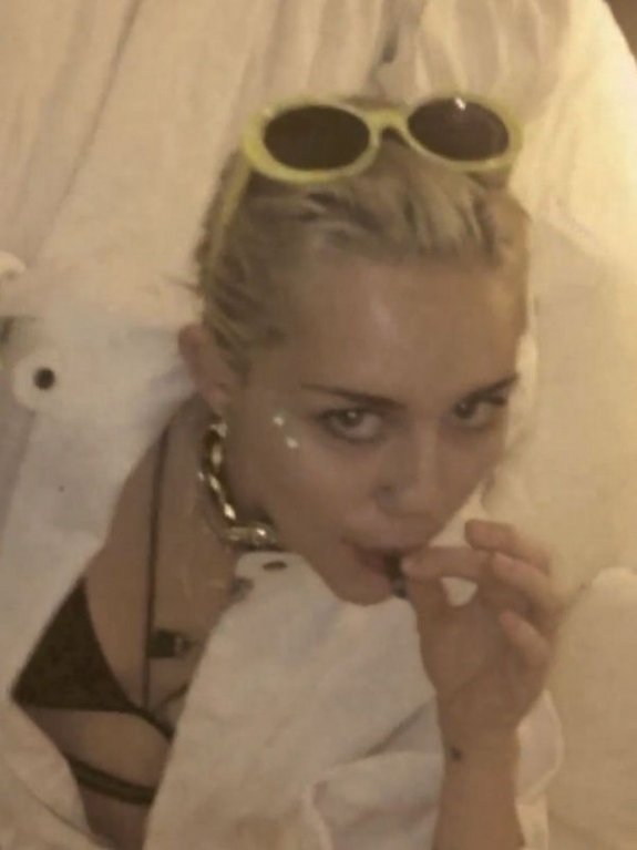 Miley Cyrus a Zoe Kravitz natočily videoklip Bi*ch - Obrázek 3 Miley Cyrus a Zoe Kravitz natočily videoklip Bi*ch - Obrázek 3