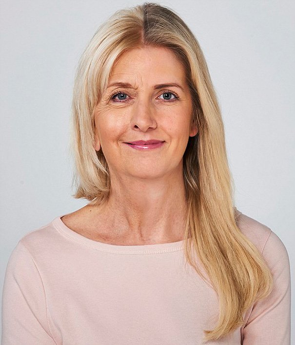 Sara (62) a její dcera Clemmie (30) v jedné ženě Sara (62) a její dcera Clemmie (30) v jedné ženě