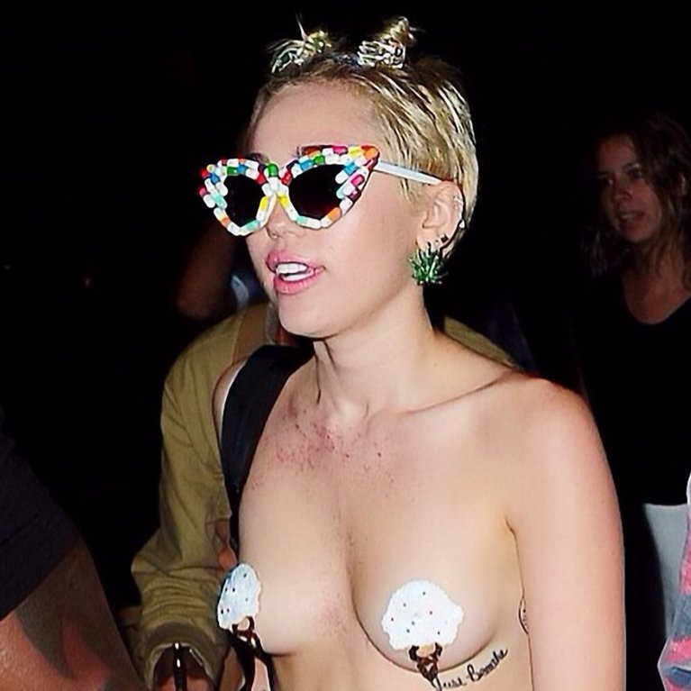 Miley to letos dotáhla až na hranici nevkusu Miley to letos dotáhla až na hranici nevkusu