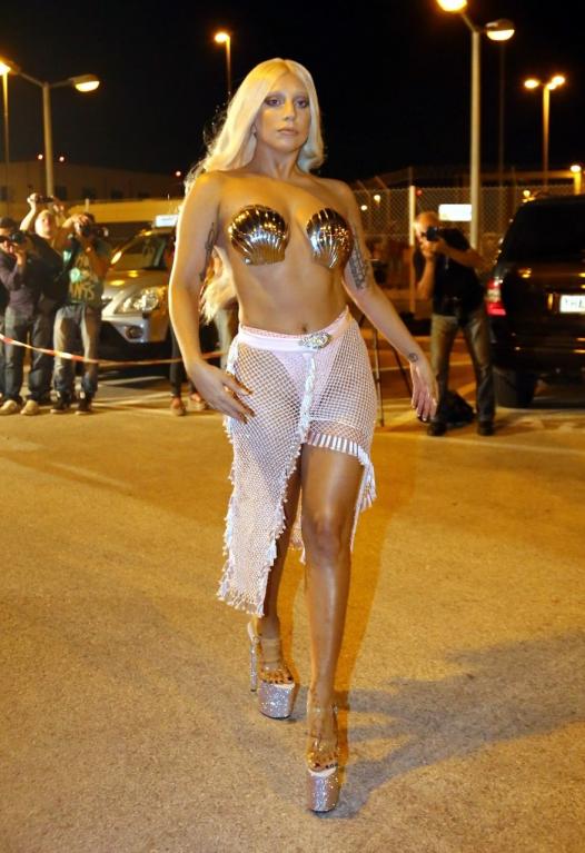 Takhle se pruducírovala Lady GaGa na letišti v Athénách Takhle se pruducírovala Lady GaGa na letišti v Athénách