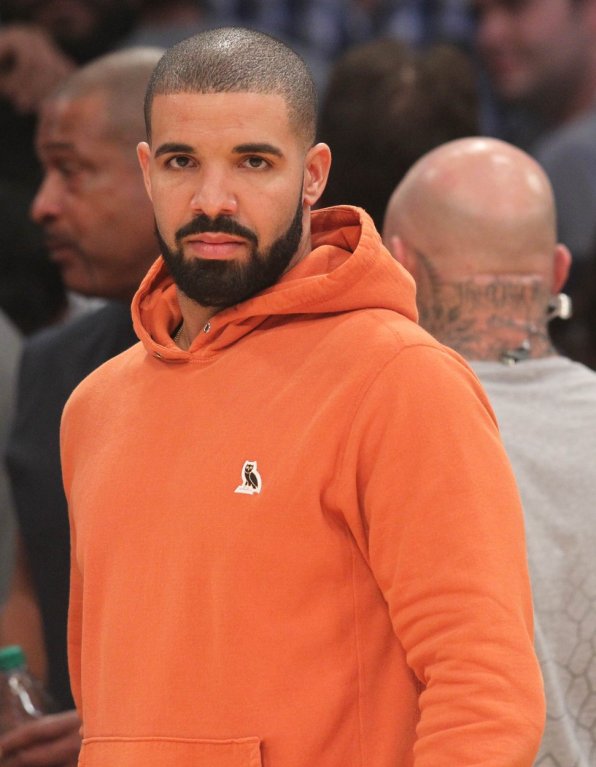 Drake je s ženami velmi úspěšný. Drake je s ženami velmi úspěšný.