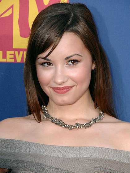 Demi Lovato si o své obočí vždy pečovala sama a vizážisté s ní proto měli a mají méně práce. Demi Lovato si o své obočí vždy pečovala sama a vizážisté s ní proto měli a mají méně práce.