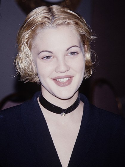 Drew Barrymore byla v mnoha ohledech ztělesněním perfektního looku 90.let. Nicméně její tmavé obočí jí zrovna moc nesedlo. Drew Barrymore byla v mnoha ohledech ztělesněním perfektního looku 90.let. Nicméně její tmavé obočí jí zrovna moc nesedlo.