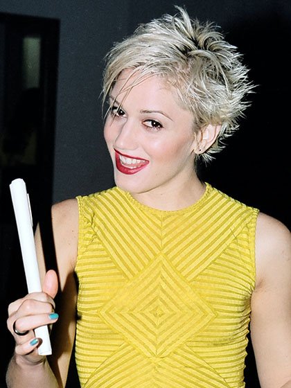 Ještě když Gwen Stefani zpívala v No Doubt! Měla obočí vytrhané a lehce zkosené, což se hodilo k jejímu střapatému účesu. Ještě když Gwen Stefani zpívala v No Doubt! Měla obočí vytrhané a lehce zkosené, což se hodilo k jejímu střapatému účesu.