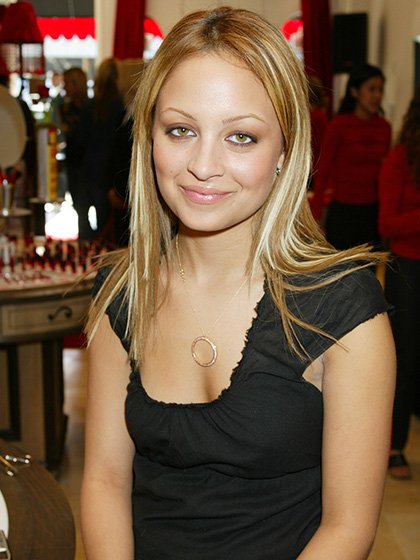 Nejlepší kamarádka Paris Hilton Nicole Richie si barvila obočí tak, že splývalo i díky světlým stínům splývalo s její pokožkou. Nejlepší kamarádka Paris Hilton Nicole Richie si barvila obočí tak, že splývalo i díky světlým stínům splývalo s její pokožkou.