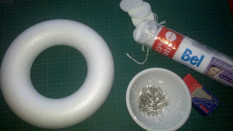 Materiál na adventní věneček: Polystyrenový korpus libovolně velký (ten náš má průměr 25 cm), špendlíky se stříbrnou hlavičkou, větší balíček odličovacích tamponů Materiál na adventní věneček: Polystyrenový korpus libovolně velký (ten náš má průměr 25 cm), špendlíky se stříbrnou hlavičkou, větší balíček odličovacích tamponů