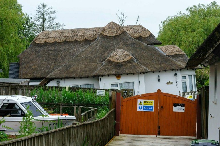 Dům se propadl na jedné straně. Dům se propadl na jedné straně.