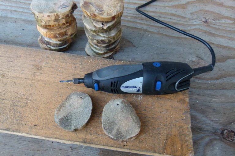 Nařežte asi ½ až 1 cm silná kolečka a provrtejte je vrtačkou Nařežte asi ½ až 1 cm silná kolečka a provrtejte je vrtačkou