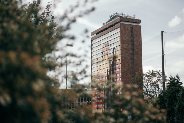 Hotel Olympik má dnes novou červeno-žlutou fasádu Hotel Olympik má dnes novou červeno-žlutou fasádu
