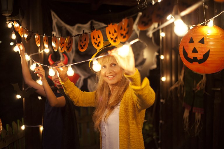 Vyzobte si domov halloweenskými dekoracemi. Vyzobte si domov halloweenskými dekoracemi.