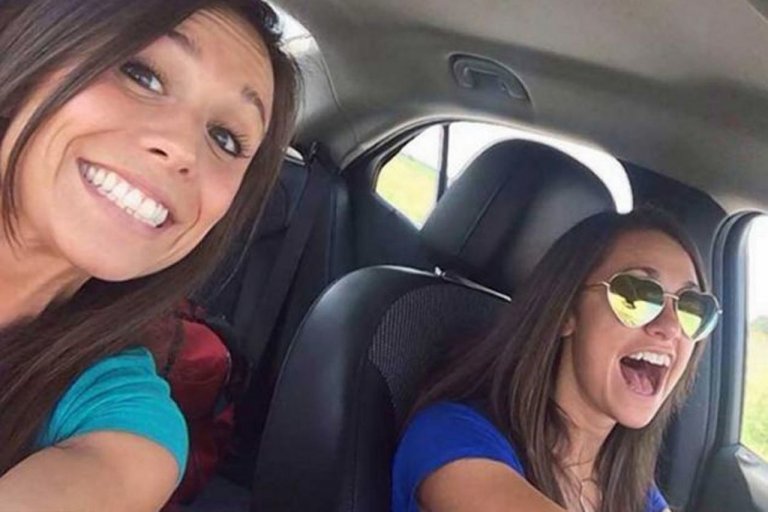 Collette Moreno a Ashley-Theobald cestou na večírek, kam ale nedojeely Collette Moreno a Ashley-Theobald cestou na večírek, kam ale nedojeely