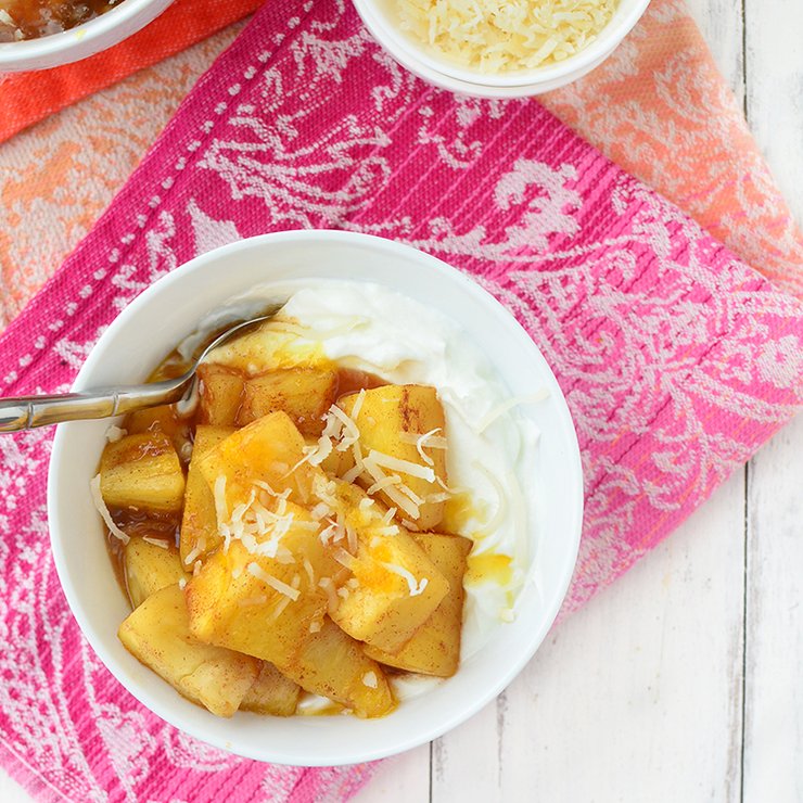 karamelizovaný ananas s jogurtem karamelizovaný ananas s jogurtem