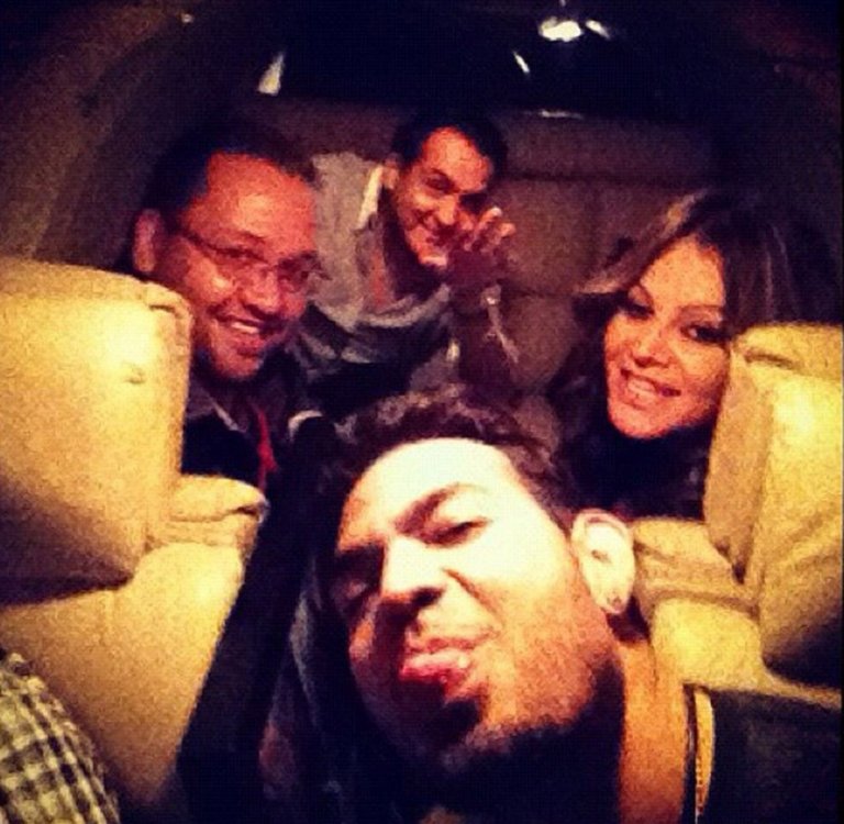 Jenni Rivera a jeho přátelé na palubě letadla před havárií Jenni Rivera a jeho přátelé na palubě letadla před havárií