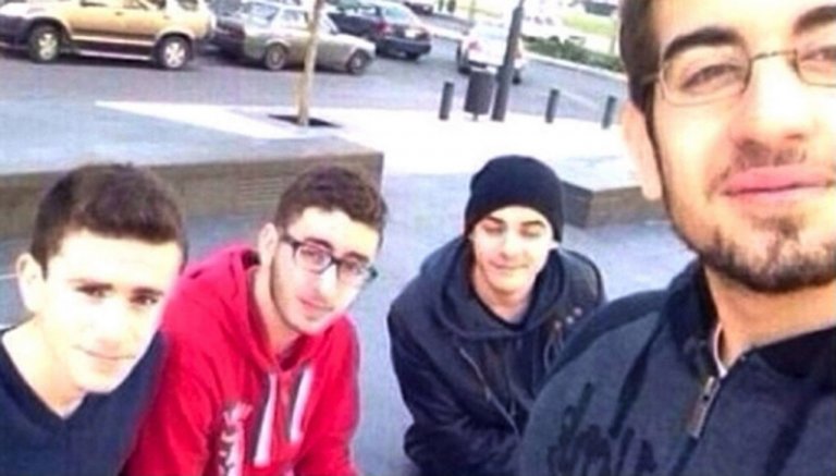 Mohammed Shaar (v červeném) a jeho přátelé přišli o život v Bejrútu, za pár okamžiků je zabije bomba Mohammed Shaar (v červeném) a jeho přátelé přišli o život v Bejrútu, za pár okamžiků je zabije bomba
