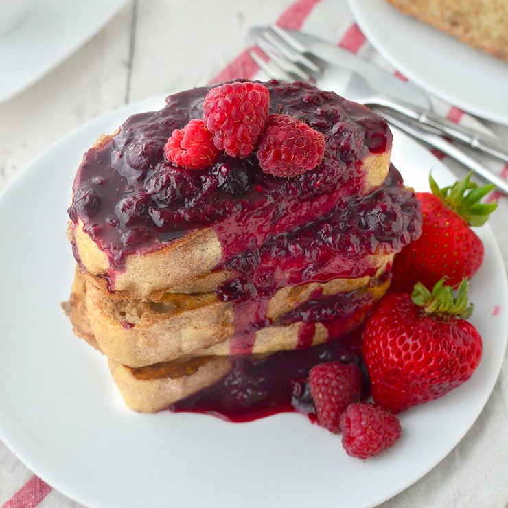 Francouzský toast s ovocnou omáčkou Francouzský toast s ovocnou omáčkou